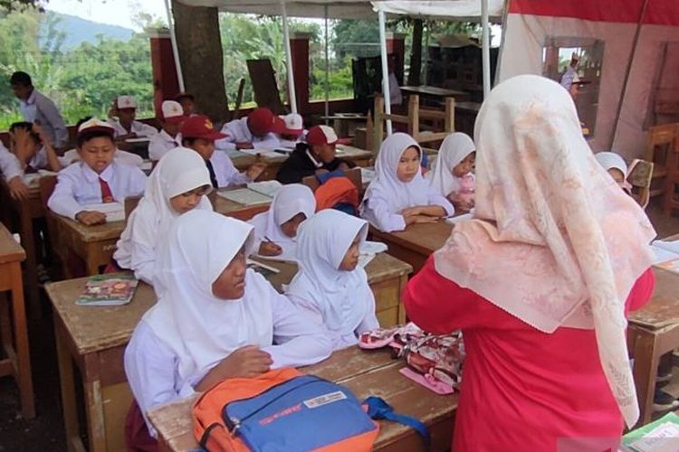 Guru honorer mendominasi status tenaga pendidik di Kabupaten Cianjur, Jawa Barat yang sejak beberapa tahun terakhir mengalami krisis guru berstatus Aparatur Sipil Negara (ASN). 
