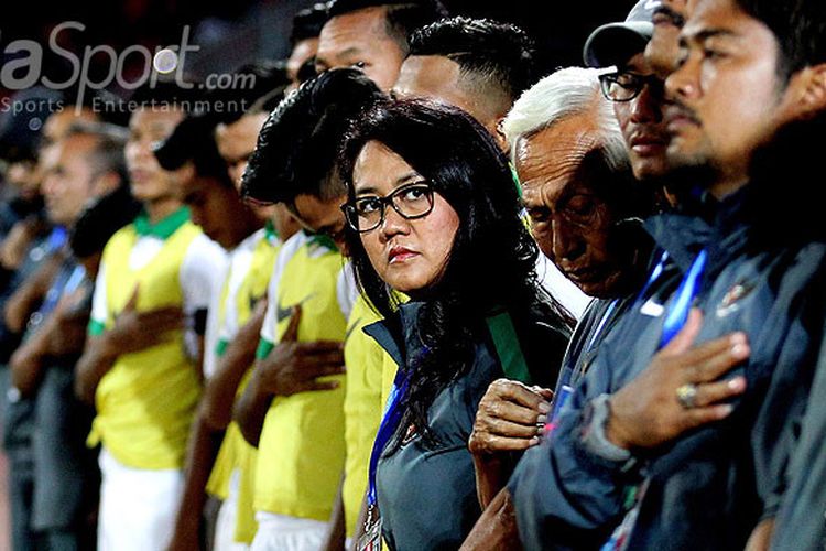 Psikolog Timnas U-16 Indonesia, Laksmiari Saraswati, bersama ofisial tim berada mendampingi dari sisi lapangan pada laga kelima Grup A Piala AFF U-16 2018 di Stadion Gelora Delta Sidoarjo, Jawa Timur, Senin (06/08/2018) malam.
