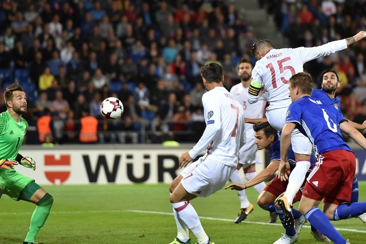 Bek Spanyol, Sergio Ramos (nomor 15), menyundul bola yang tak bisa dihalau kiper Liechtenstein, Peter Jehle (kiri), dalam laga kualifikasi Piala Dunia 2018 di Vaduz, 5 September 2017.