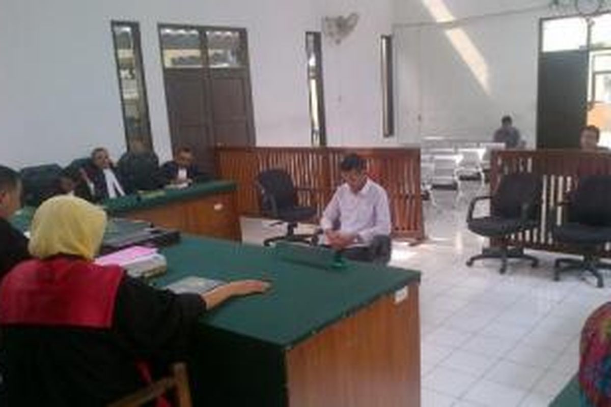 Terdakwa kasus pembunuhan Feby Lorita, Asido April Parlindungan Simangunsong, dijatuhi hukuman 20 tahun penjara di Pengadilan Negeri Depok, Rabu (22/10/2014).