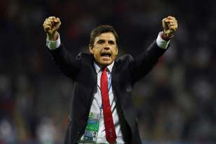 Manajer Chris Coleman merayakan keberhasilan Wales mengalahkan Rusia dengan skor 3-0 pada pertandingan terakhir Grup B Piala Eropa 2016, Senin (20/6/2016). 