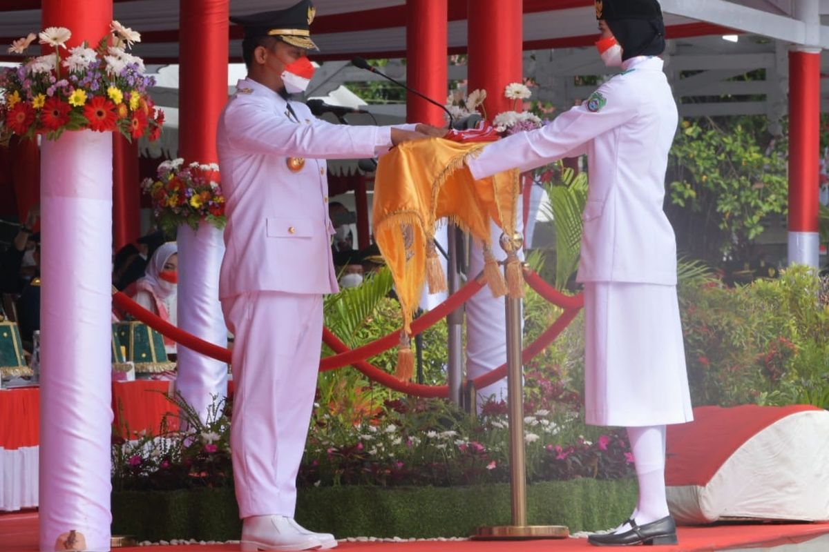 Upacara pengibaran bendera Merah Putih di rumah jabatan (rujab) Gubernur Sulawesi Selatan (Sulsel) diwarnai insiden sepatu salah seorang paskibraka copot, Rabu (17/8/2022).