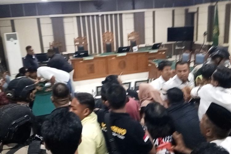 Sidang Ricuh, Massa Pendukung Tak Terima Sudewo Dituntut 8 Tahun 6 Bulan Penjara