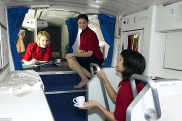 Awak kabin di dalam Crew Rest Compartments pada pesawat Boeing 777.