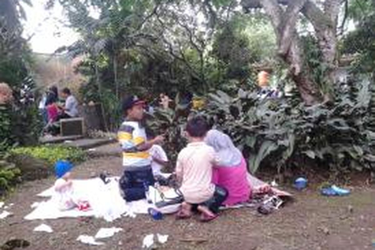 Pengunjung memanfaatkan area taman untuk makan bersama di Taman Margasatwa Ragunan, Jakarta, Selasa (29/7/2014).