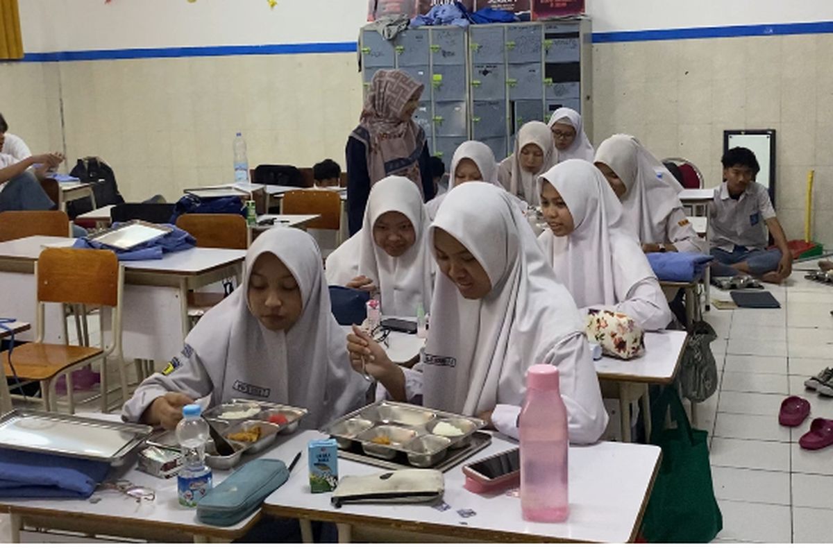 Hari Pertama Makan Bergizi Gratis di SMA Muhammadiyah 2 Sidoarjo, Ada Keterlambatan