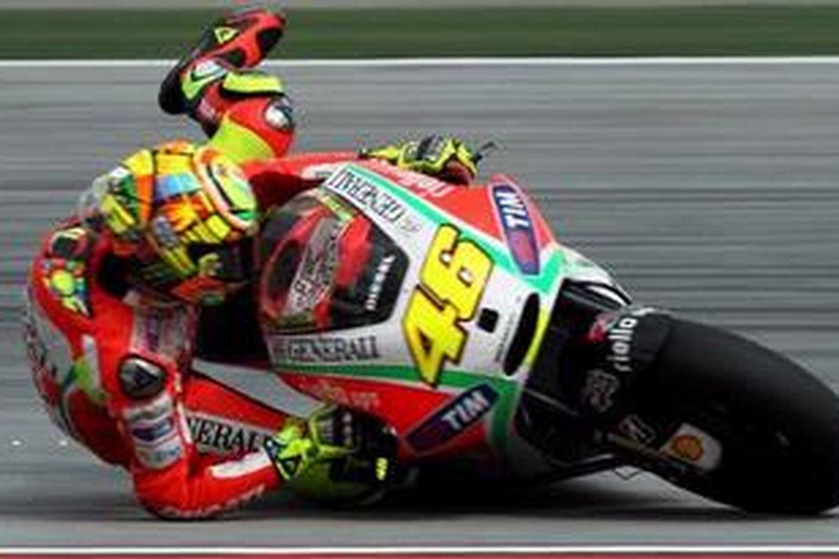 Pebalap Ducati, Valentino Rossi, ketika kecelakaan pada latihan bebas 3 GP Malaysia, Sabtu (20/10/2012).