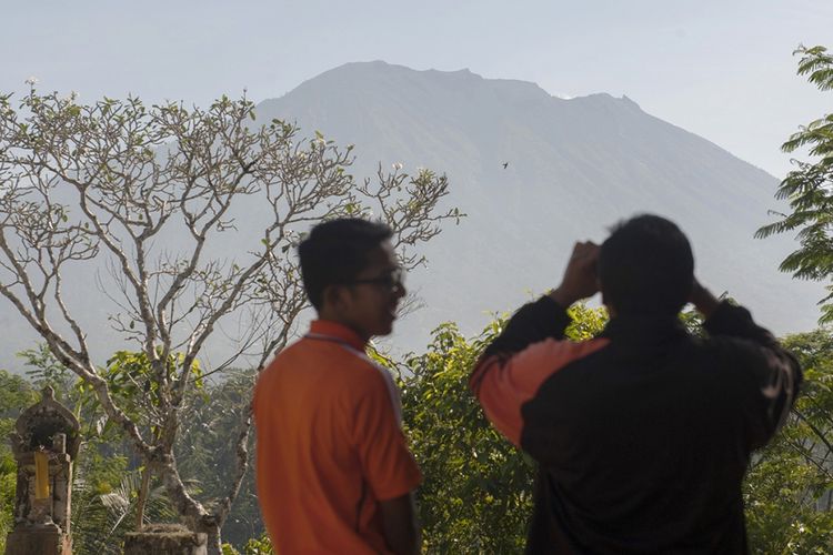 Petugas dan warga memantau aktivitas Gunung Agung di Pos Pemantauan Desa Rendang, Karangasem, Bali, Jumat (15/9/2017). Sejak Kamis, 14 September, status Gunung Agung dinaikkan menjadi level Waspada menyusul peningkatan aktivitas gunung tersebut sejak bulan Agustus.