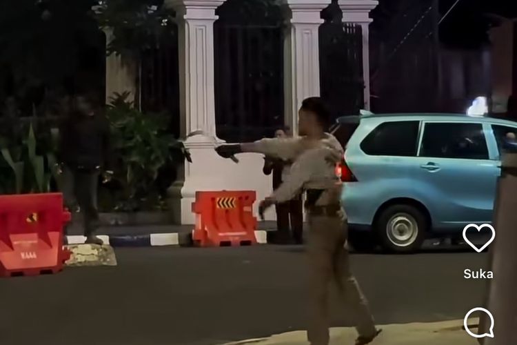 Bawa Celurit dan Acungkan ke Warga di Sudirman, Pria Diamankan Polisi