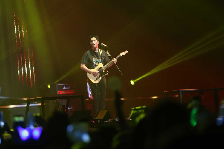 Suasana konser band asal Korea Selatan CNBLUE di Indonesia Convention Exhibition (ICE) BSD, Tangerang, Sabtu (15/7/2017). Band beraliran pop rock ini menggelar konser bertajuk Between Us untuk para penggemarnya yang disebut BOICE.
