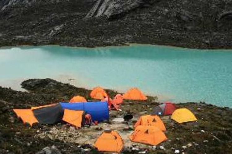 Kamp terakhir tim Ekspedisi Tujuh Puncak Dunia di Lembah Danau-Danau Pegunungan Jayawijaya, Papua, Rabu (21/4/2010). Kawasan di ketinggian 4.250 meter di atas permukaan laut (mdpl) ini merupakan tempat menginap terakhir sebelum puncak Carstensz Pyramid atau Ndugu-Ndugu (4.884 mdpl). Tim inti ekspedisi Tujuh Puncak Dunia berhasil mencapai puncak Ndugu-Ndugu pada Minggu (18/4/2010).