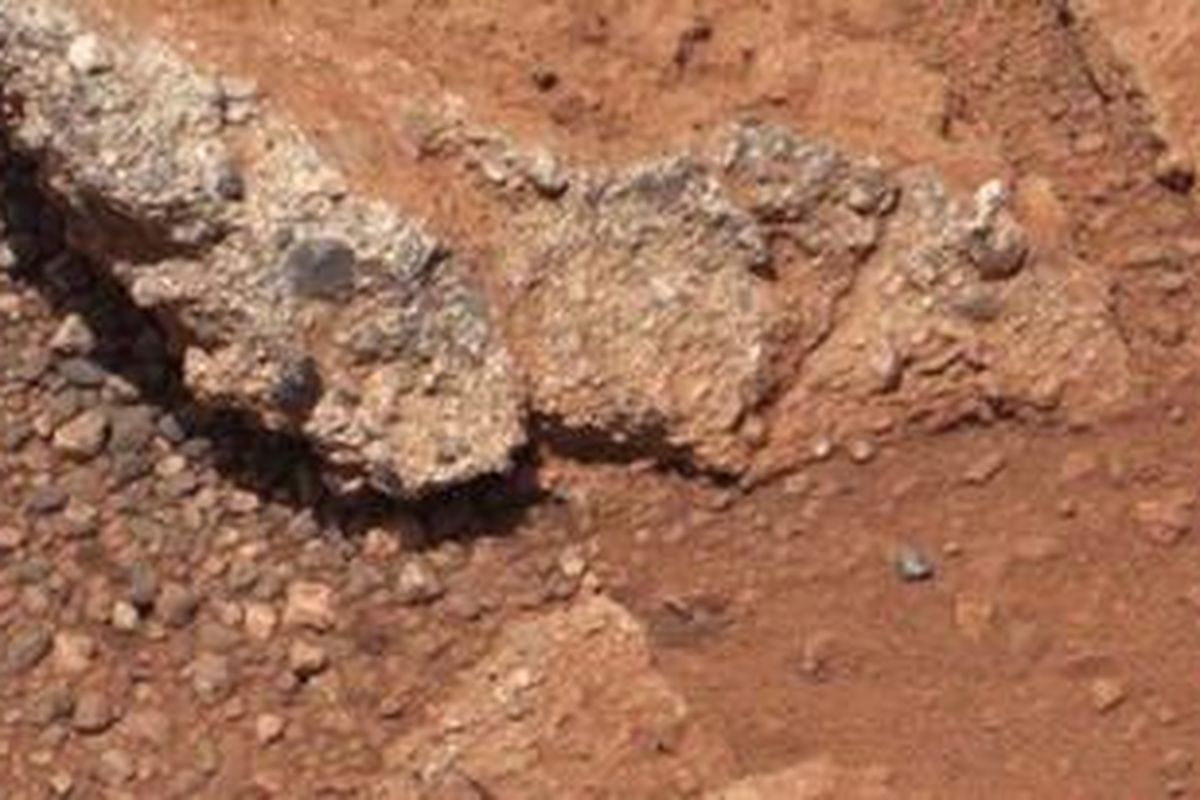 Struktur batu di Mars berbentuk bulat, diduga dikirim oleh air lewat sebuah ngarai. 