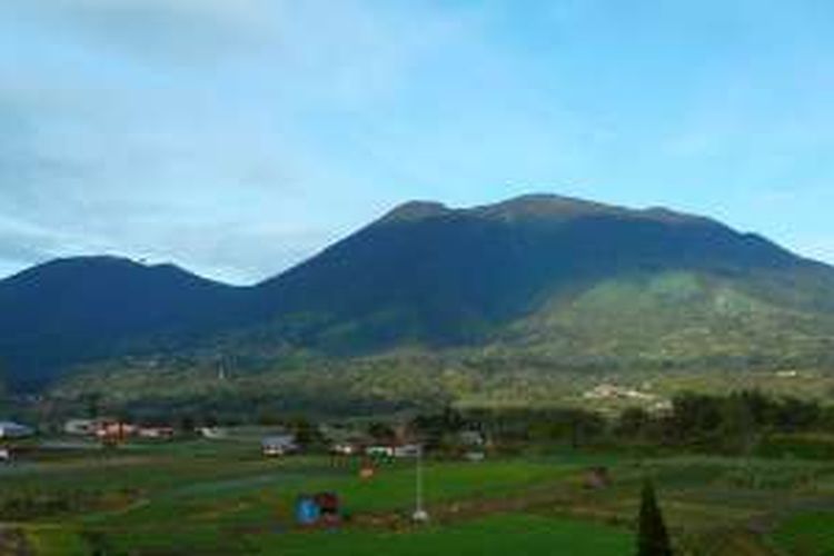 Gunung Singgalang melingkungi Rumah Puisi, selain juga Gunung Marapi.