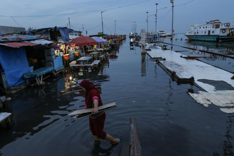 Banjir rob akibat pasang air laut mengenangi kawasan Pelabuhan Kaliadem, Muara Angke, Jakarta Utara, Kamis (11/11/2021).