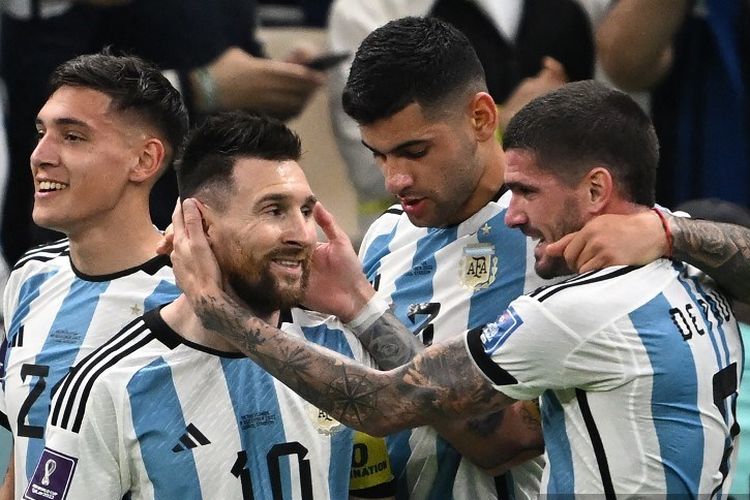 Lionel Messi (10) merayakan gol Nahuel Molina dalam laga perempat final Piala Dunia 2022 antara Belanda vs Argentina di Stadion Lusail, Doha, 9 Desember 2022. Artikel ini berisi jadwal semifinal Piala Dunia 2022 yang mempertemukan Argentina vs Kroasia dan Perancis vs Maroko. (Photo by Paul ELLIS / AFP)