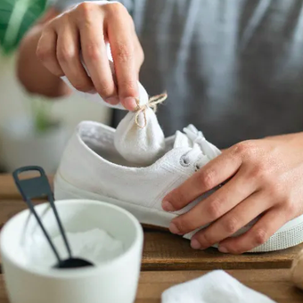 Membungkus baking soda dengan filter kopi untuk atasi sepatu bau