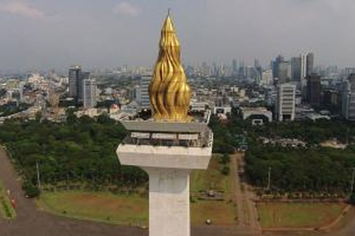 Tugu Monumen Nasional (Monas), Jakarta, Kamis (17/7/2014). Monumen peringatan setinggi 132 meter ini didirikan pada 1951 dan diresmikan pada 1961. Setiap hari libur, Monas kerap dikunjungi banyak wisatawan.