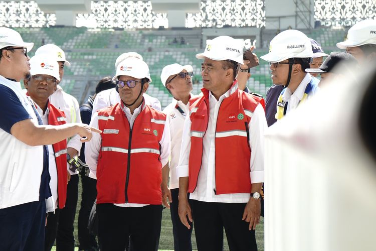 Menteri Koordinator (Menko) Bidang Pembangunan Manusia dan Kebudayaan (PMK) Muhadjir Effendy meninjau Stadion Utama Sumatera Utara (Sumut) di Desa Sena, Kabupaten Deli Serdang pada Kamis (5/9/2024). 
