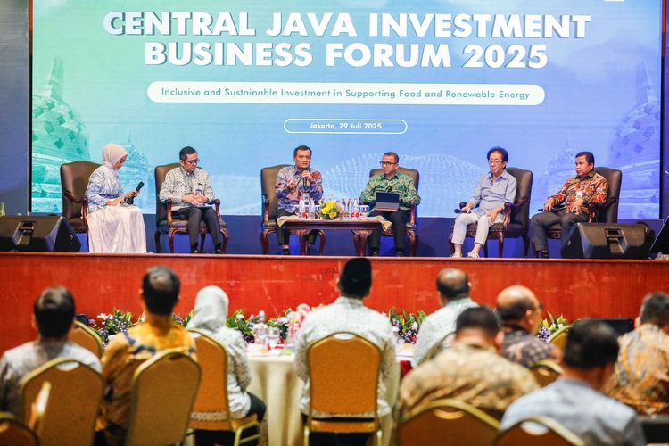 Gubernur Jawa Tengah Ahmad Luthfi berdialog bersama sejumlah pengisi acara Central Java Investment Business Forum (CJIBF) 2025 yang digelar di Hotel Bidakara Jakarta, Selasa (29/7/2025).