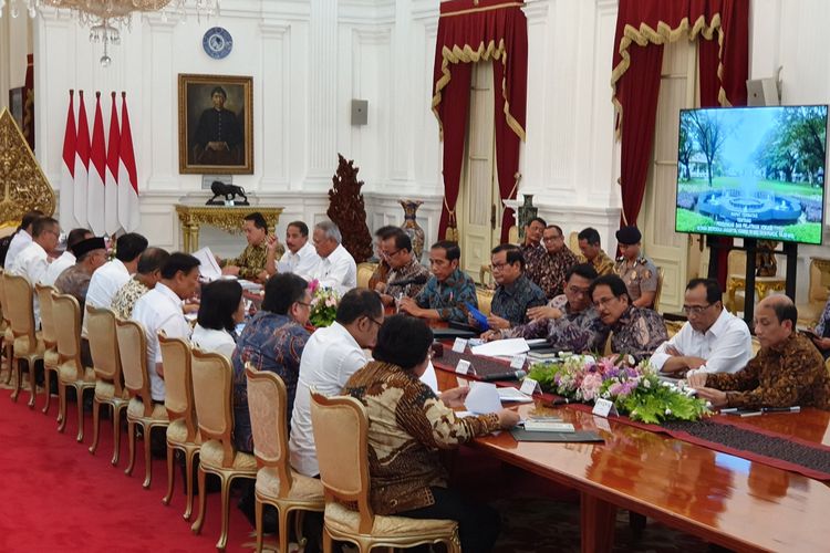 Presiden Jokowi memimpin rapat terbatas terkait pendidikan dan vokasi di Istana Merdeka, Jakarta, Kamis (16/5/2019). 