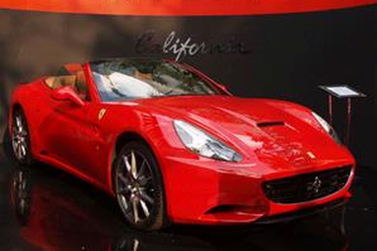 Ferrari California, one heart, two soul, supersport dengan penampilan kupe dan spyder ketika diluncurkan di Jakarta.