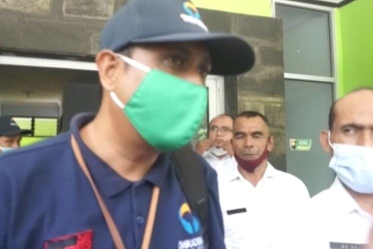 Sahabuddin, Asisten Ombudsman Perwakilan NTB Bidang Penyelesaian Laporan (pakai topi) bersama Sekertaris Dinas Pendidikan dan kebudayaan Kabupaten Lombok Timur, Asad (seragam putih) usai melakukan pertemuan tertutup membicarakan kasus lima siswi TikTok injak rapor, Rabu (23/12/2020). 