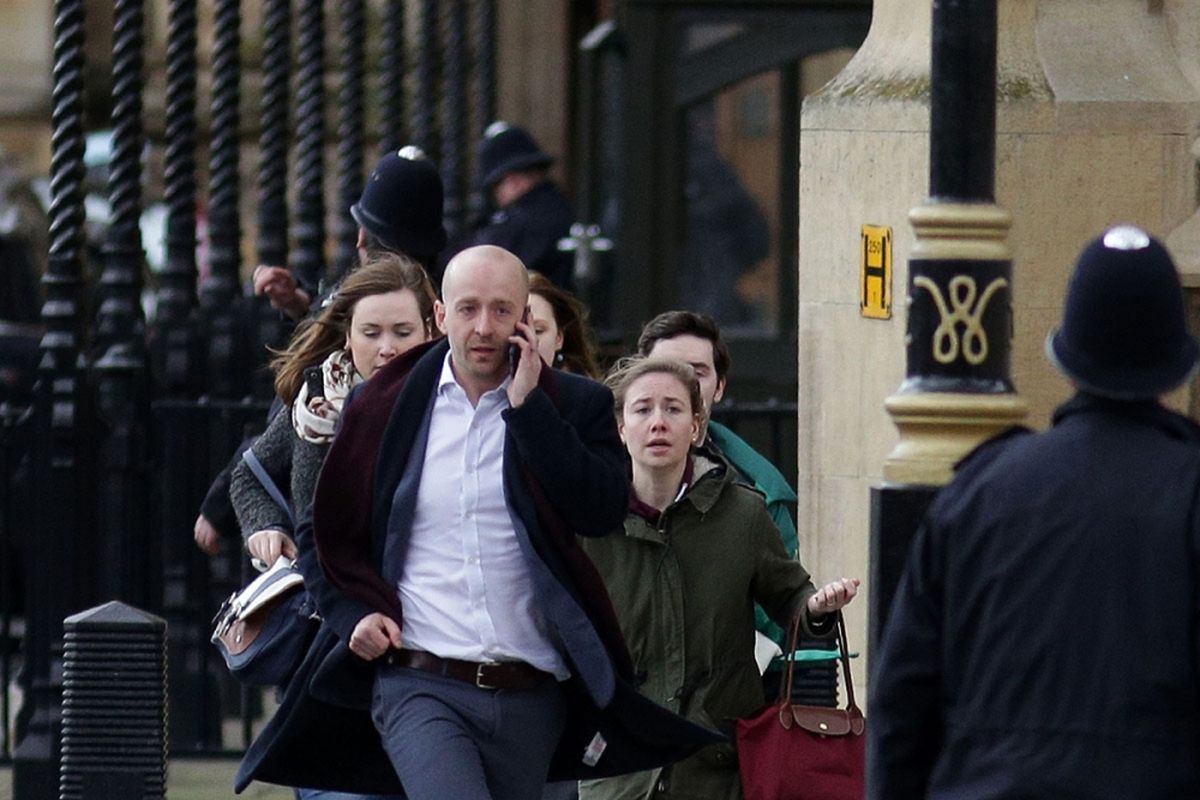 Sejumlah orang berlarian setelah dievakuasi dari Gedung Parlemen, London, Inggris, Rabu (22/3/2017), menyusul terjadinya serangan teroris yang mengakibatkan 4 orang tewas dan puluhan terluka. 