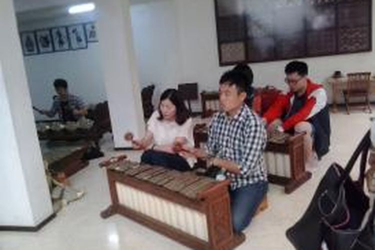 Mahasiswa Asing Program BIPA (Bahasa Indonesia untuk Pelajar Asing bermain gamelan di Sanggar Jawa Jawi Java, Cilandak, Jakarta Selatan,