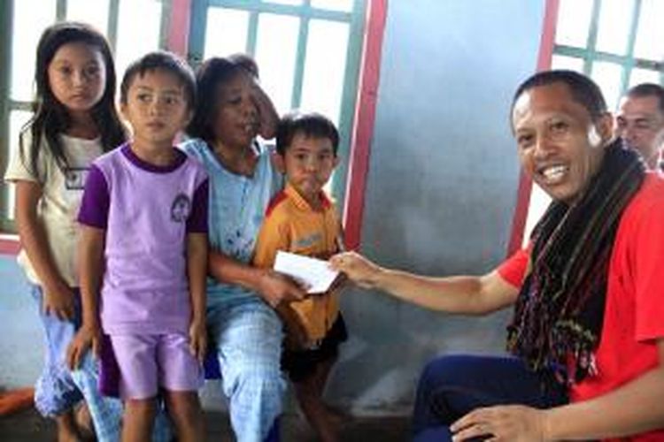 Oma Agnes, yang menderita tumor di mata puluhan tahun di Kelurahan Tarohan, Kecamatan Beso Selatan, Kabupaten Kepulauan Talaud, Sulut menerima bantuan Pembaca Kompas.com