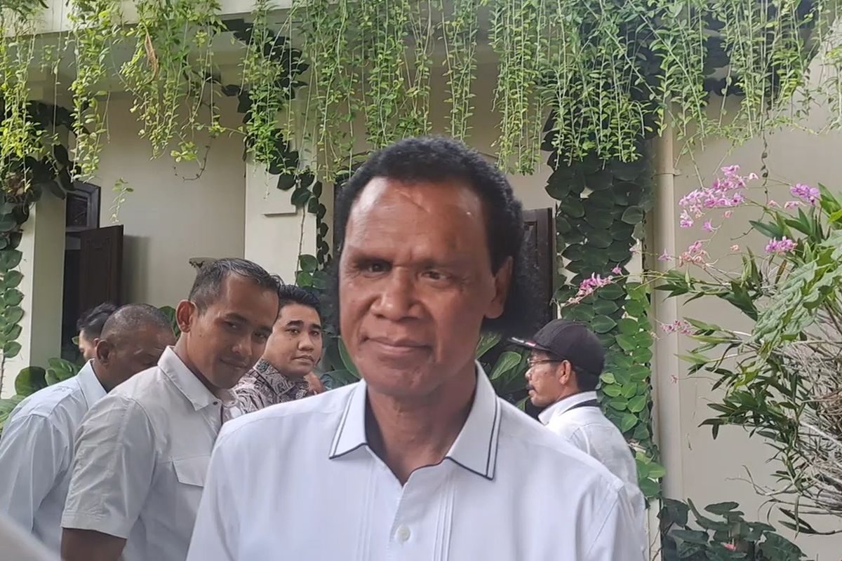 Ketua Umum DPP Gerakan Rakyat Indonesia Bersatu (GRIB) Jaya Hercules Rosario de Marshal, menemui Joko Widodo (Jokowi) di Kota Solo, Jawa Tengah (Jateng), pada Selasa (15/4/2025), siang.