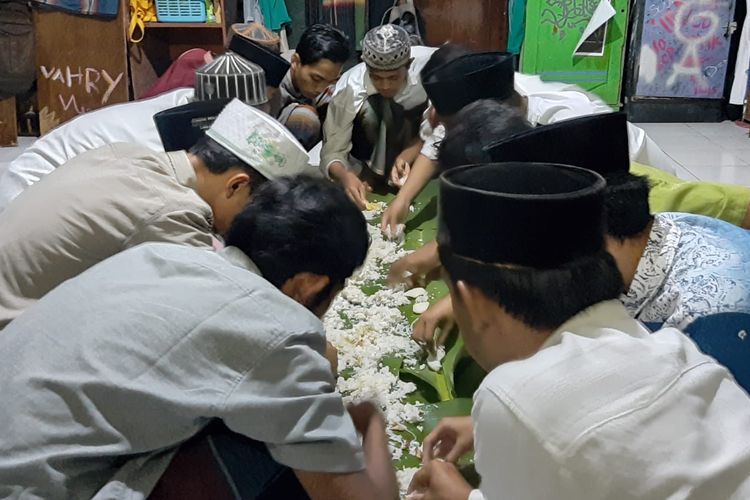 Tradisi mayoran, para santri putra Ponpes Darun Najah, Lumajang, Jawa Timur, makan bersama, Jumat (8/4/2022).