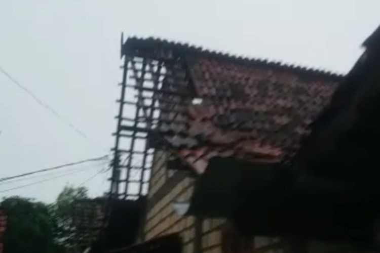 Kondisi rumah yang rusak akibat tersapu angin puting beliung