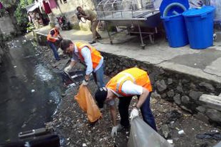 General manager jaringan hotel Hilton membersihkan sampah kali di Jalan Kimia, Menteng, Jakarta Pusat, pada Rabu (4/2/2015).