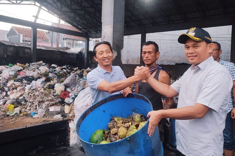 Pj Wali Kota Tasikmalaya Cheka Virgowansyah bersama para peternak maggot untuk mengelola sampah organik jadi maggot supaya bisa dijual di TPS Belakang Mayasari Plaza Kota Tasikmalaya, Jawa Barat, Minggu (8/1/2023).