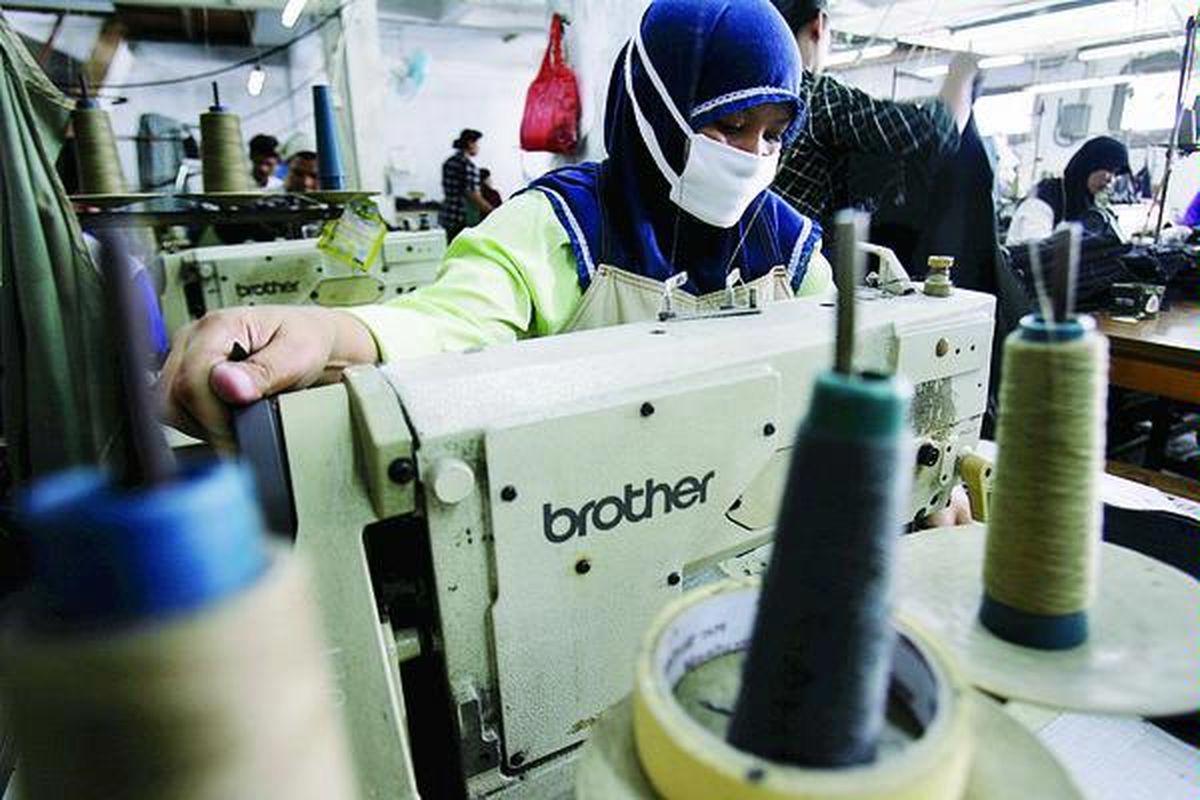 Pekerja merampungkan pesanan produksi garmen di bengkel konveksi di Cakung, Jakarta. Kenaikan TDL memberatkan para pengusaha.