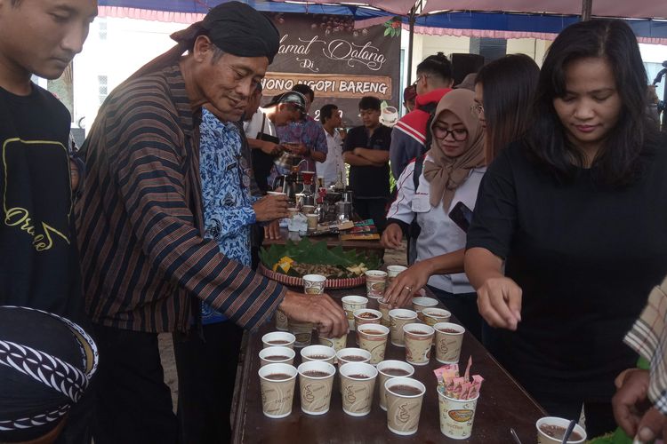 Warga menikmati kopi dari Sumowono Kabupaten Semarang.