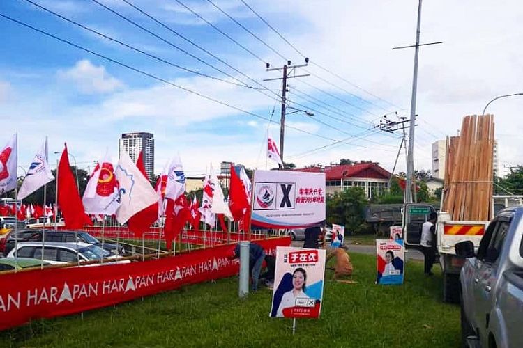 Bendera dan poster kampanye Pakatan Harapan bertebaran di Kota Kinabalu, Sabah, Senin (7/11/2022) di tengah kampanye pemilihan umum (pemilu) federal parlemen Malaysia.