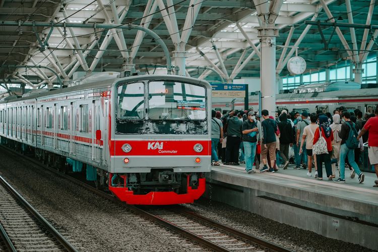 Commuter Line menjadi layanan transportasi kereta api di wilayah Jakarta, Bogor, Depok, Tangerang, dan Bekasi (Jabodetabek) pilihan utama masyarakat dengan jumlah 299.329.042 penumpang sepanjang Januari-November 2024.