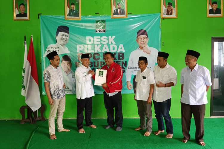 Utusan Ketua DPC PDI Perjuangan Kabupaten Semarang Ngesti Nugraha, Agus Budiyono mengambil formulir di Desk Pilkada DPC PKB Kabupaten Semarang
