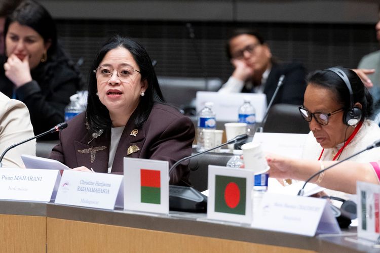 Ketua DPR RI Puan Maharani menyampaikan gagasannya dalam memperjuangkan hak-hak perempuan pada agenda Worlds Speakers' Summit 2024 di Paris, Sabtu (9/3/2024).