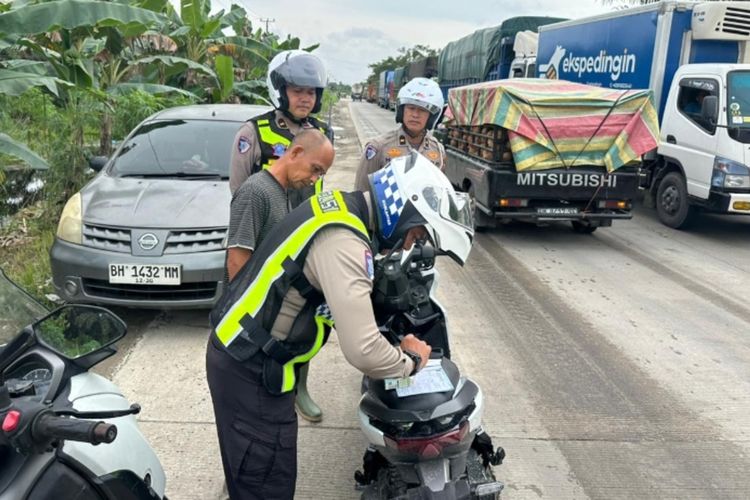 Bikin Macet, Pengendara Lawan Arah di Jalan Lintas Sumatera Pelalawan Kena Tilang