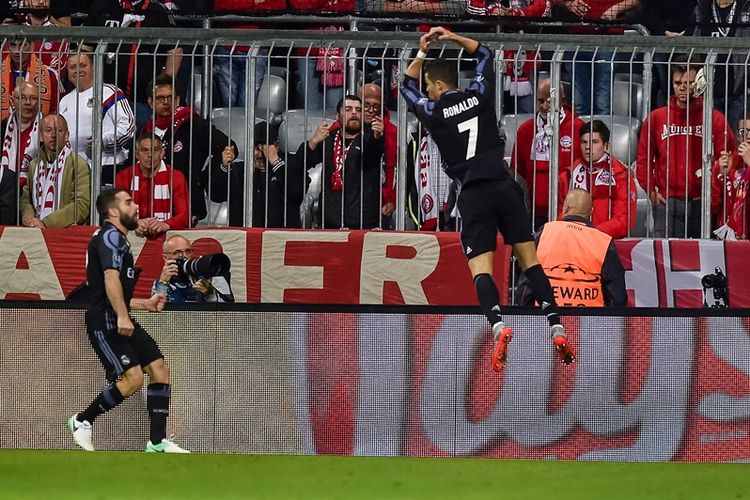 Penyerang Real Madrid, Cristiano Ronaldo, merayakan golnya seusai membobol gawang Bayern Muenchen pada pertandingan pertama perempat final Liga Champions di Allianz Arena, Rabu (12/4/2017).  