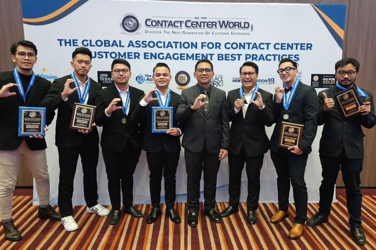 Tujuh insan KAI Commuter bersama Dirut KAI Commuter Asdo Artriviyanto membawa lima medali emas yang berhasil diraih dalam ajang Contact Center World Global ke-19 di ILEC Conference Center London, Inggris, 29-31 Oktober 2024. 
