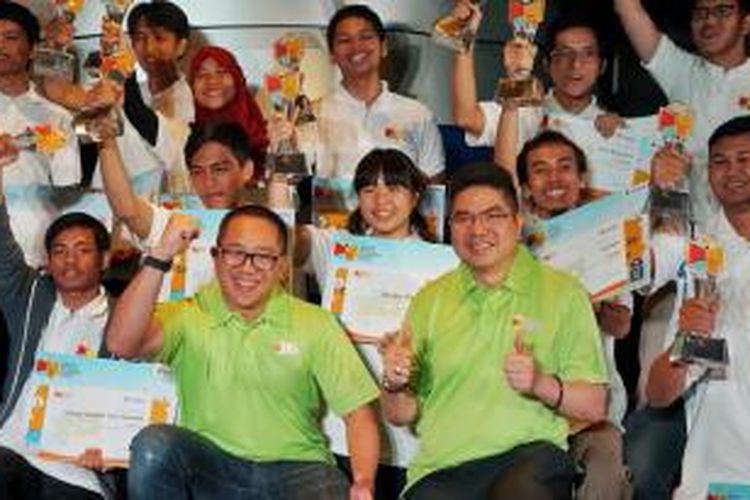 CEO Indosat, Alex Rusli (berbaju hijau, kiri), berpose bersama para pemenang Indosat Wireless Innovation Contest (IWIC) 8 dalam acara pengumuman pemenang di Jakarta, Rabu (19/11/2014).