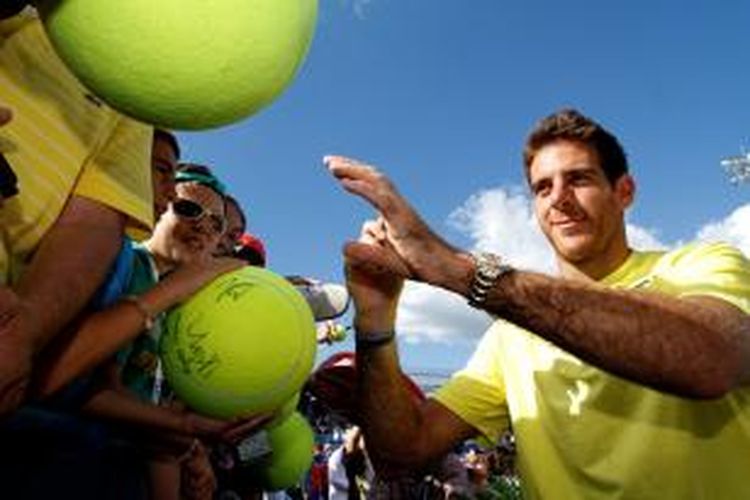 Petenis Argentina, Juan Martin del Potro, memberi tanda tangan pada para penonton, setelah mengalahkan John Isner pada laga final Citi Open, di Wahsington, AS, Minggu (4/8/2013).
