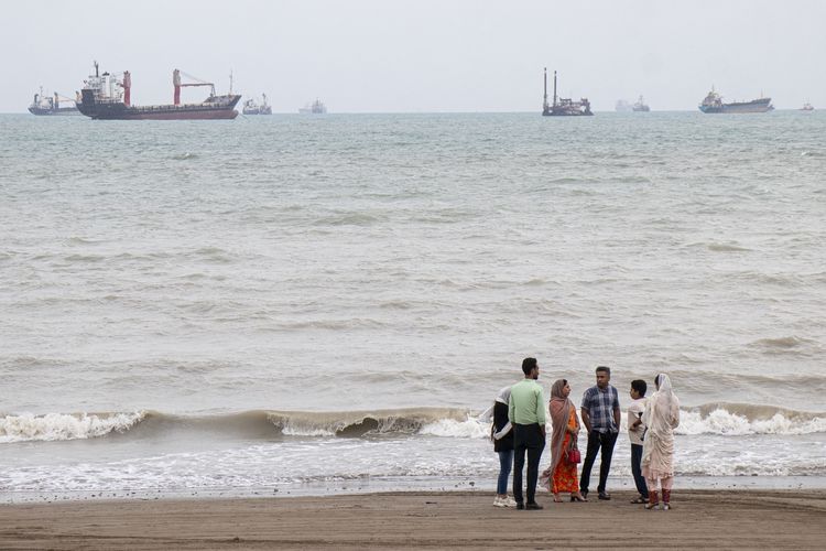 AS Klaim Tenggelamkan 6 Kapal Iran di Selat Hormuz, Teheran Bantah