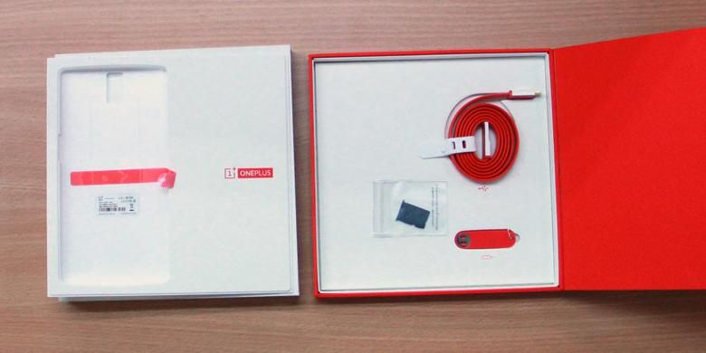 Aksesoris kabel, SIM card ejector, dan penampang kartu SIM dalam kotak OnePlus One