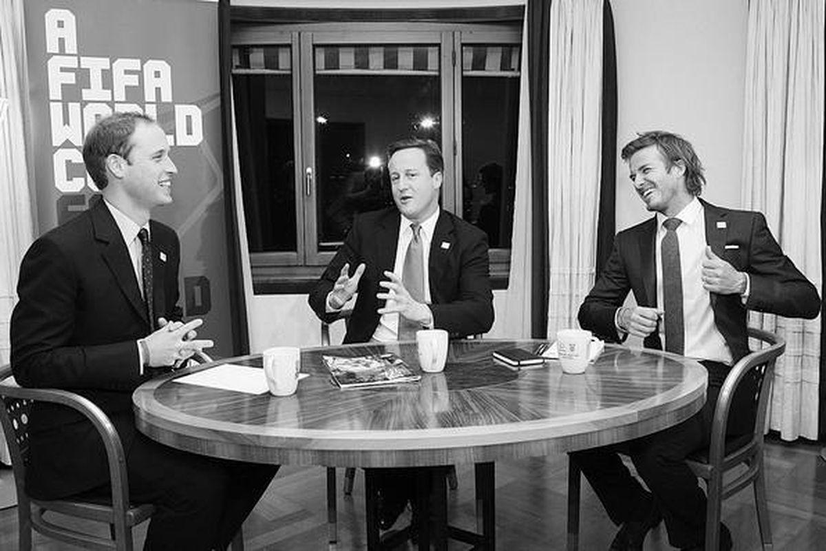 Inggris tidak main-main dalam pencalonan diri jadi tuan rumah Piala Dunia 2018. Tiga orang penting Inggris, yaitu Perdana Menteri David Cameron (tengah), Pangeran William (kiri), dan David Beckham, secara khusus hadir di Zurich, Swiss, Selasa (30/11).