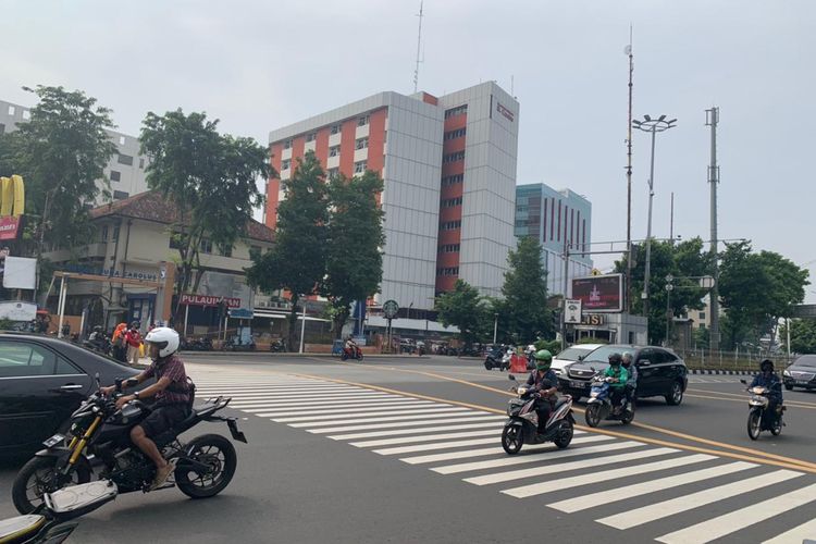 Suasana Jalan Salemba Raya, Senen, Jakarta Pusat terpantau lancar, meski terdapat aturan ganjil genap di jalan ini, tidak nampak petugas yang melakukan operasi khusus ganjil genap, Senin (6/5/2022).