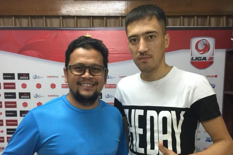 Manager Semen Padang Win Bernardino dengan Pulatov di Mess Semen Padang,  Minggu (13/1/2019)